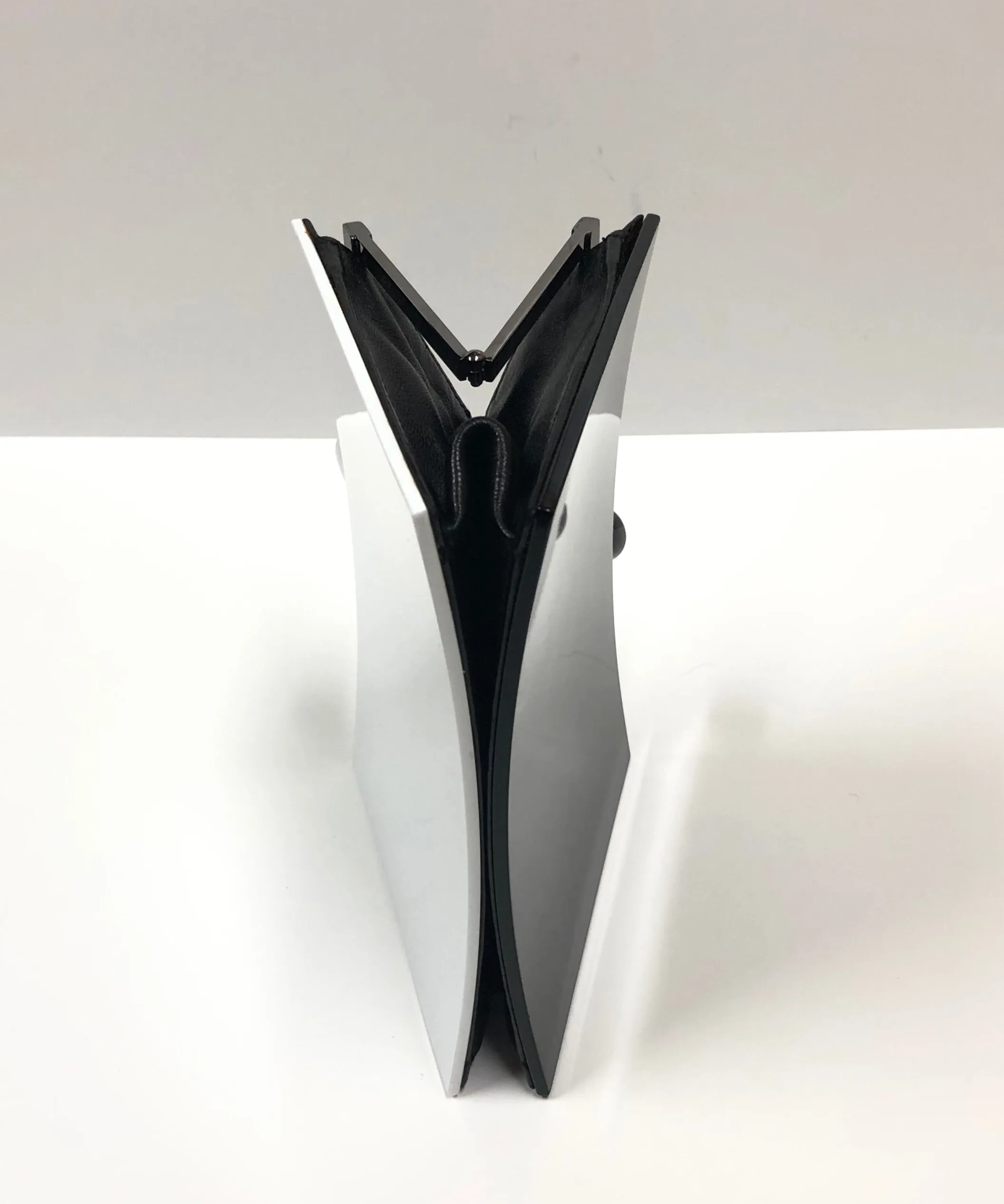 CHANEL SAC DIVERS BLACK/WHITE LUCITE CLUTCH